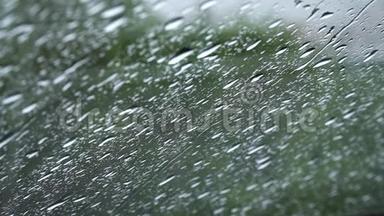 近距离观看水滴落在玻璃上。 <strong>雨水</strong>从窗户上流下来。 雨季，秋天。 <strong>雨水</strong>滴下来